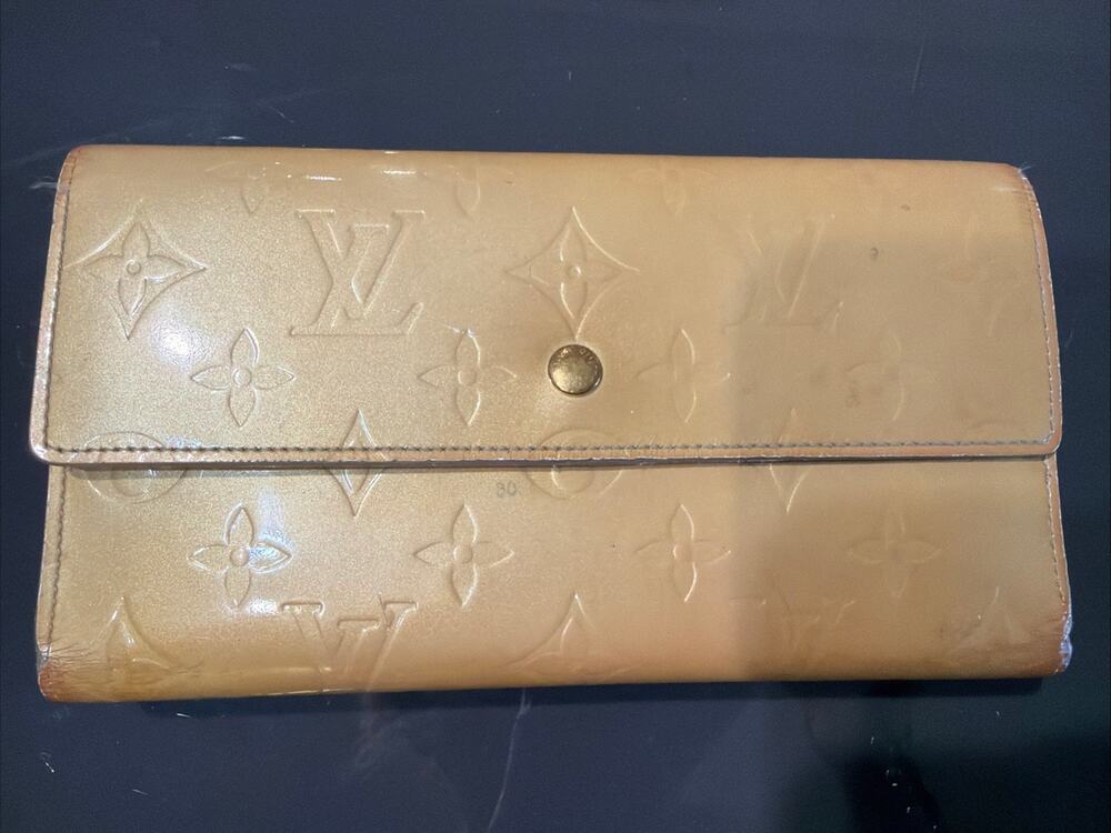 Authentic Louis Vuitton Vernis Sarah Wallet –Beige Monogram Patent Leather